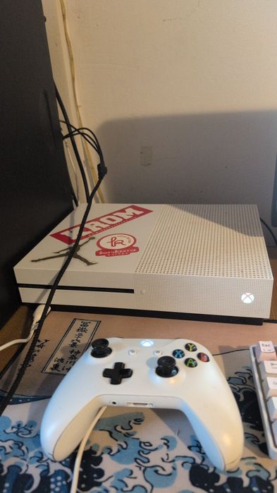 Xbox one s cu 256gb ,cu o maneta sau dau la schimb