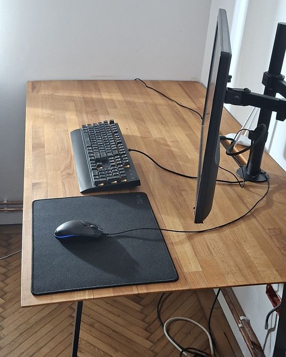 Birou din lemn cu picioare de metal