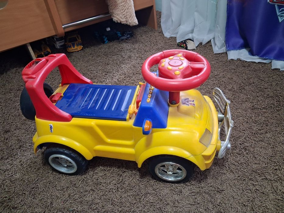 Продам толокар машинка