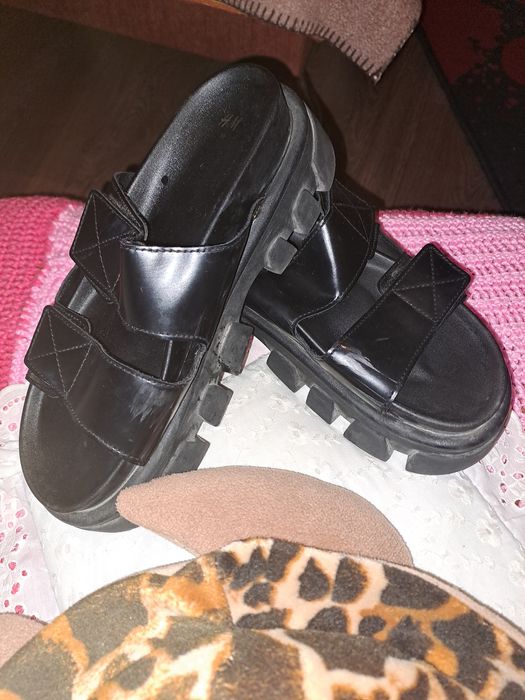 Продавам Дамски черни чехли на платформа H&M!