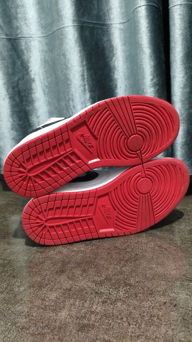 Оригинальные кроссовки Nike Air Jordan 1