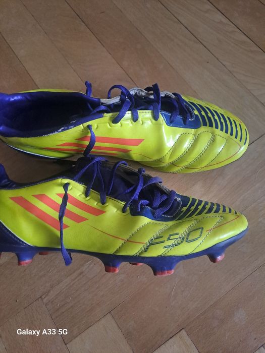 Футболни бутонки