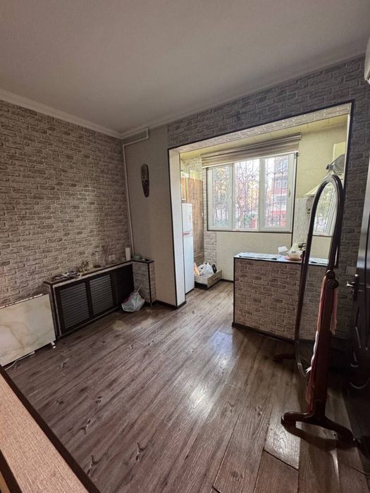 Продается квартира 1переделанная в 2х массив Ялангач 1 этаж