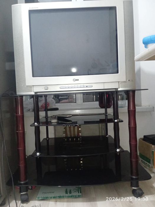 Телевизор рабочий с подставкой