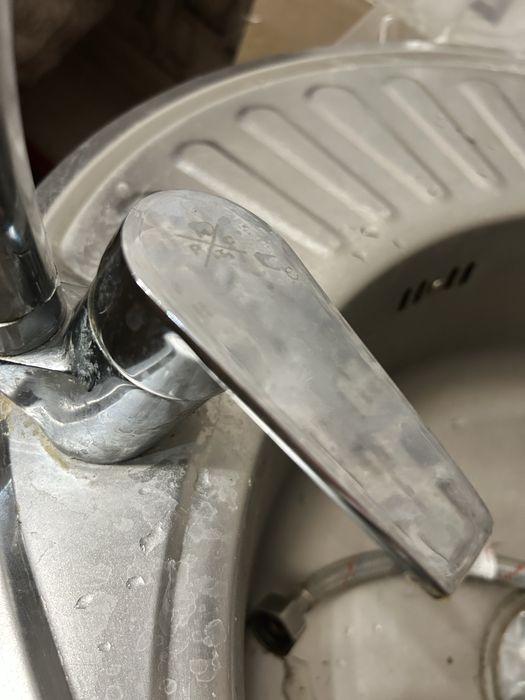 Продам раковину со смесителем.