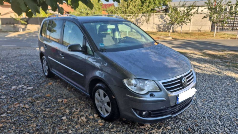 Vând VW Touran, 1.4 benzină, an 2007, culoare gri. 177.628 km. Rulaj redus în România. Cârlig remorcare. Preț: 2.700 €
