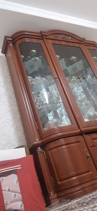 Продам Сервант и Комод .