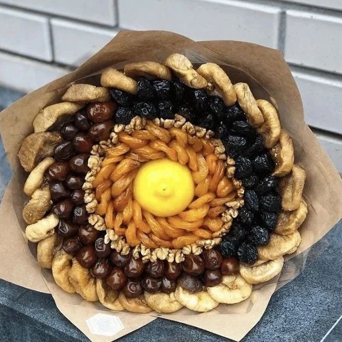 Съедобный букет из сухофрукты.