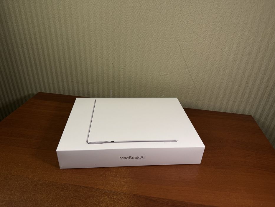 новый, запечатанный  Macbook Air 13 2025 M4 Silver 16/256