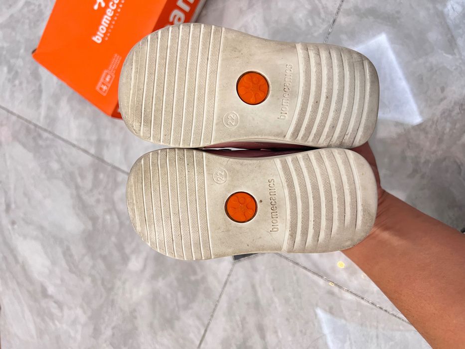 Кроссовки biomechanic для первых шагов.