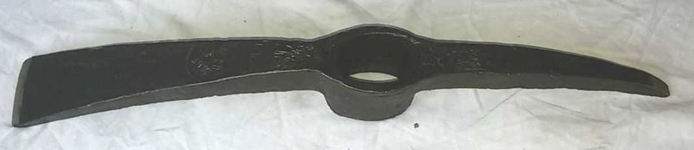 Кирки,  мотики, криви лопати