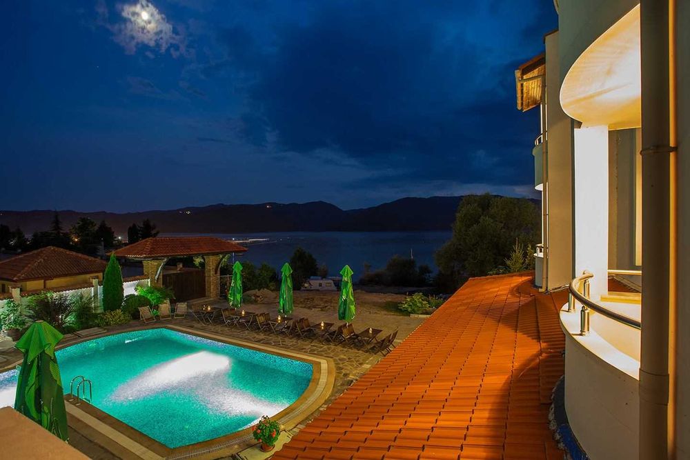 Дава се под наем Хотел в с. Главатарци, Област Кърджали - 1000 кв.м за 1299000 € - Снимка #9