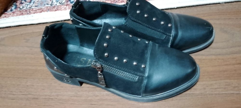 Oyoq kiyimlar sotiladi