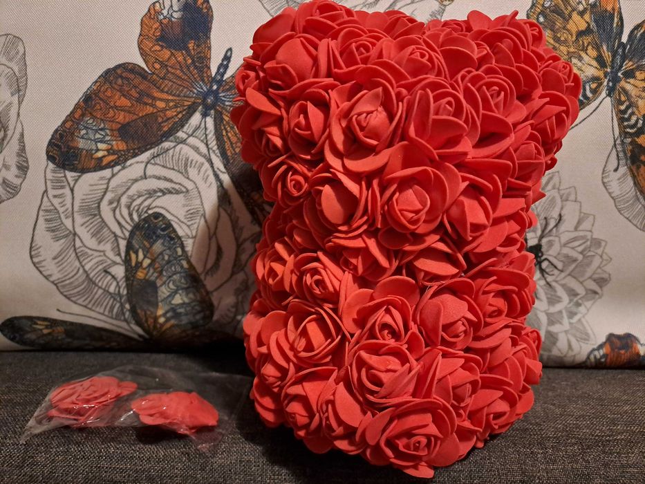 Ursi din trandafiri de culoare rosie- 25 lei