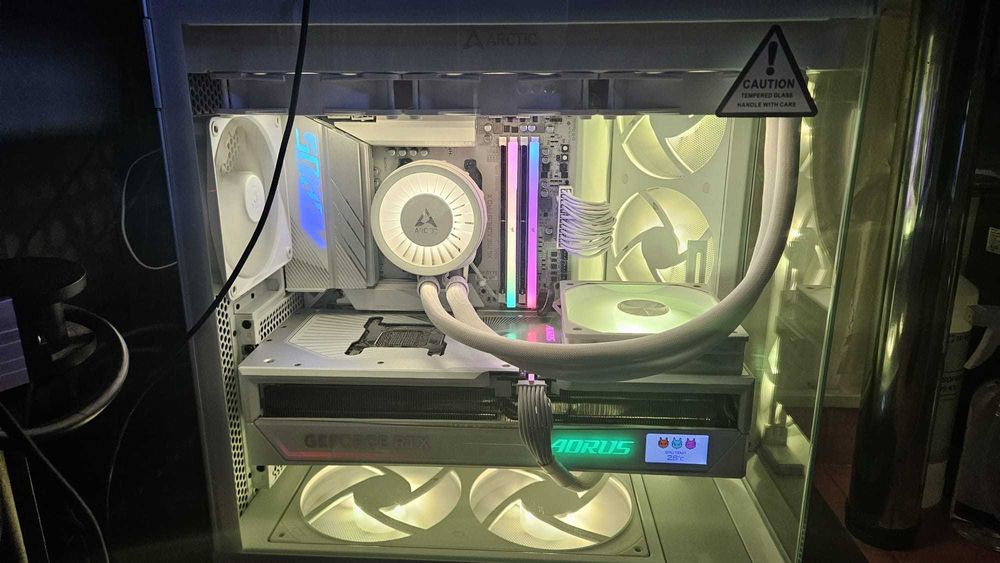 PC Gaming si AI White 7950X X670E 64GB NVME 1TB 5090 32GB NZXT
