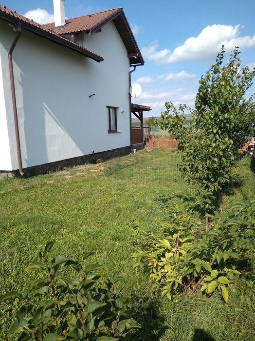 inchiriem 2 Camere , PARTER LA CASA + CURTE la 14 km de Brasov