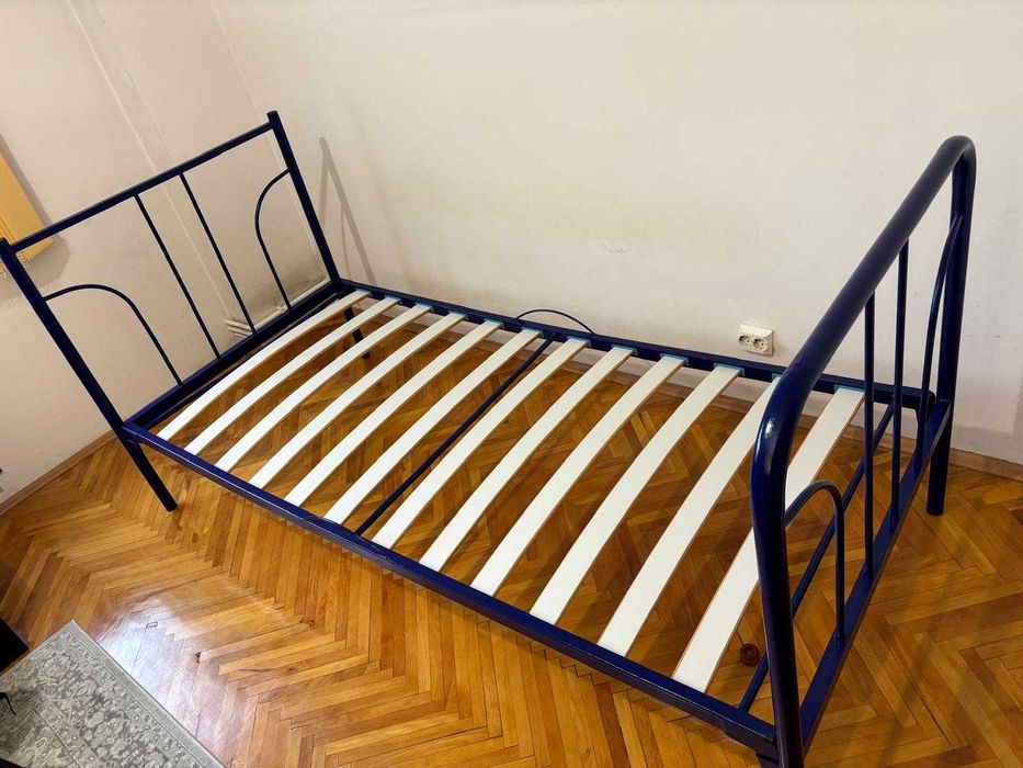 Pat schelet metalic, pentru o persoana, este impreuna cu somiera.