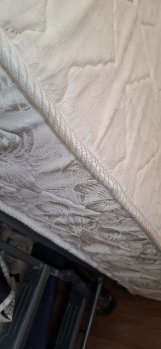 Продам матрас в отличном состоянии.