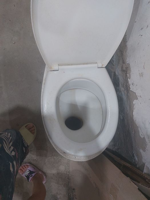 Унитазы срочно продаётся