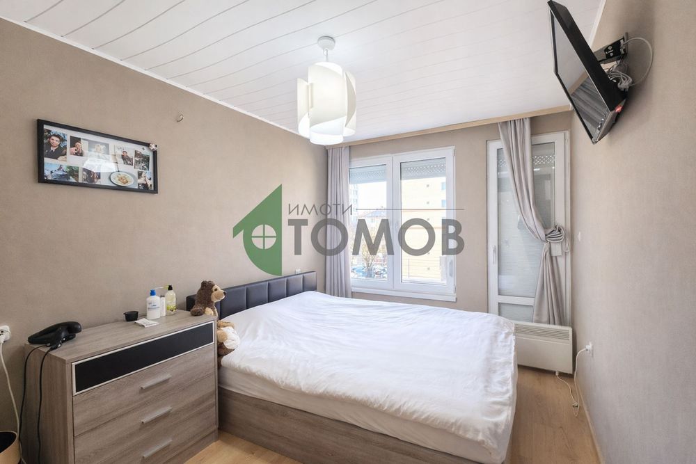 Просторен тристаен апартамент в района на Центъра