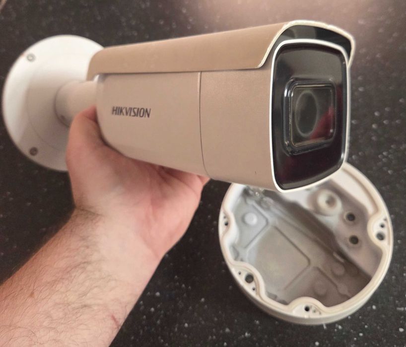 Vând camere IP Hikvision DS-2CD2643G0-IZS cu zoom motorizat