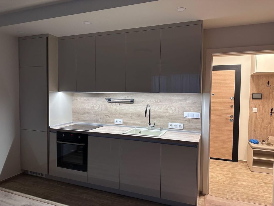 Дава се под наем Двустаен апартамент в Бургас, Славейков - 55 кв.м за 765 € - Снимка #1