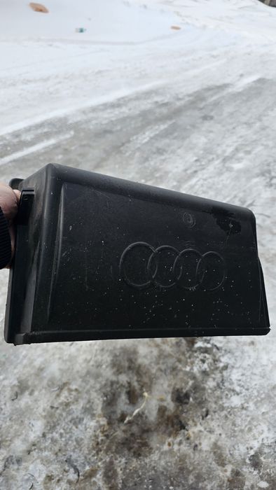 Продам крышка акб на ауди 80б4