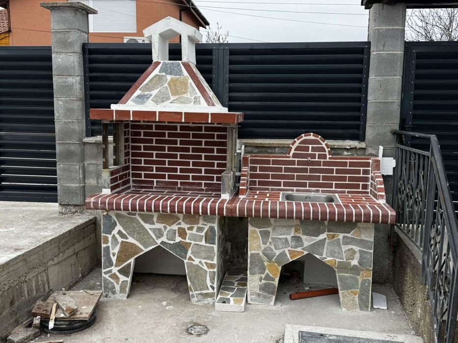 Градински Барбекюта от бетон с декорация от естествен камък