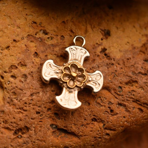 Сребърен медальон кръст 925 с позлатено цвете – артистичен дизайн