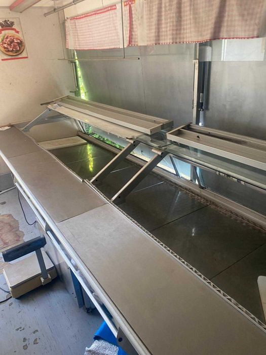 autoutilitara speciala cu vitrina frigorifica