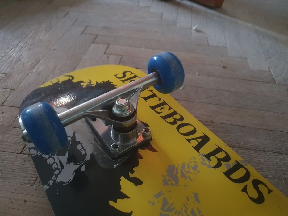 Skateboard si casca cap