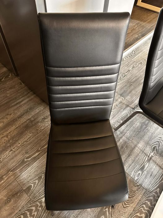 Трапезна маса и столове