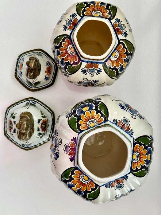 Две вази / урни Royal Delft Polychrome