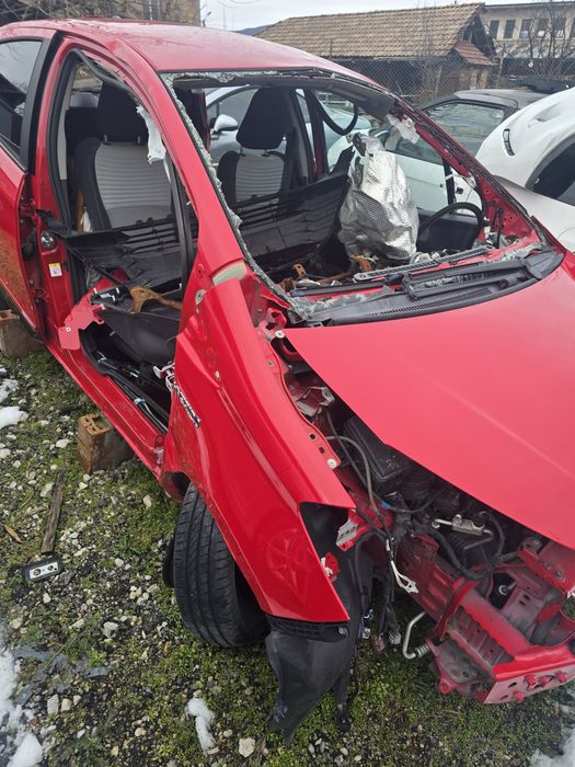 Тойота яарис хибрид -Toyota yaris НА ЧАСТИ