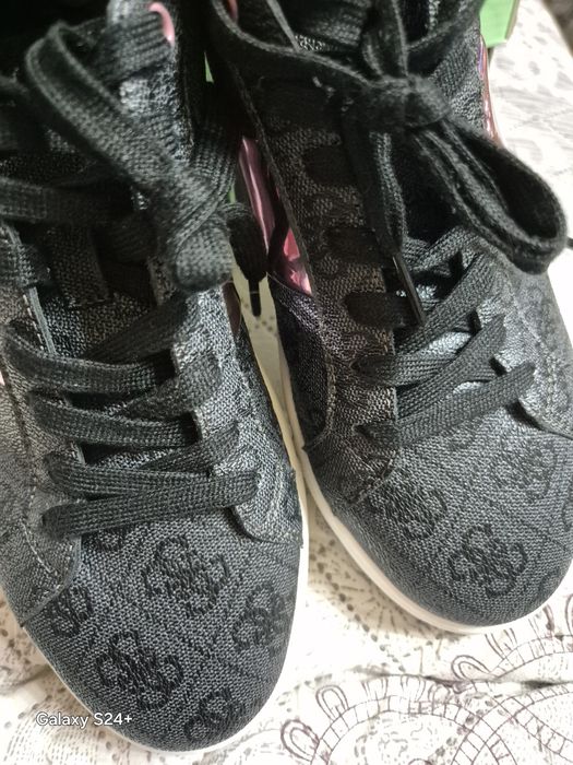 Кецове GUESS с релефно лого