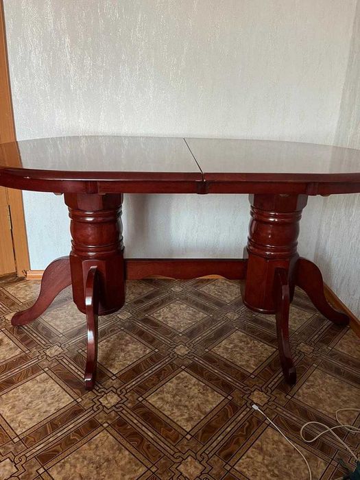 Продам стол в гостиную