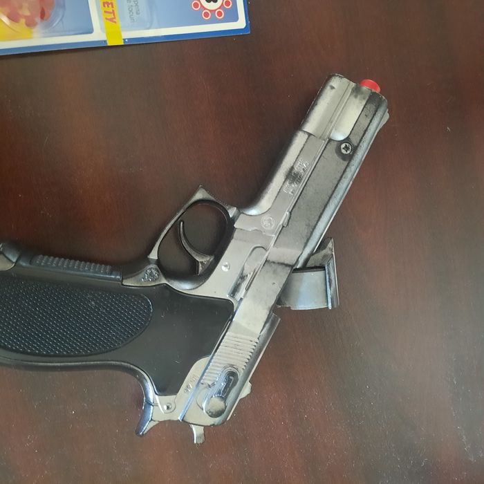 Продавам  детски пистолет с капси