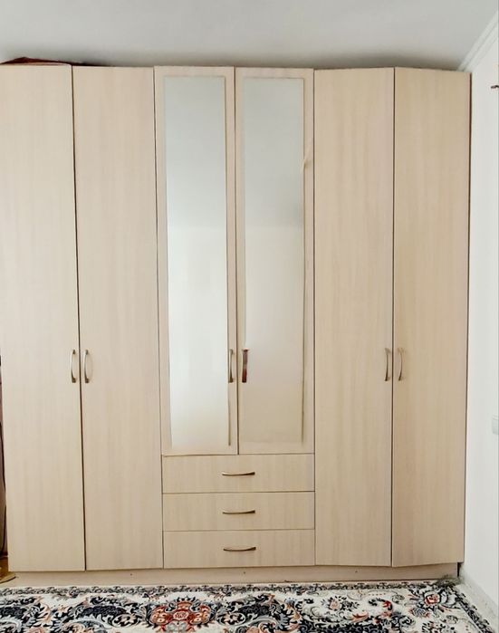 Продаются 3 высоких шкафа (под потолок).