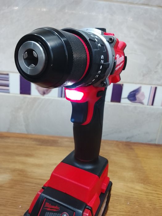 Autofiletanta Milwaukee cu mandrina și o baterie de 6a