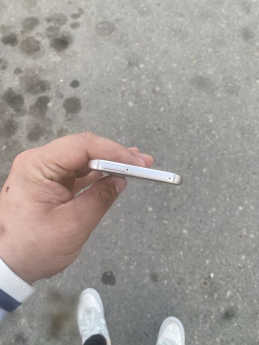 Samsung a3 nu este spart are si folie pe el telefonul merge forte bine