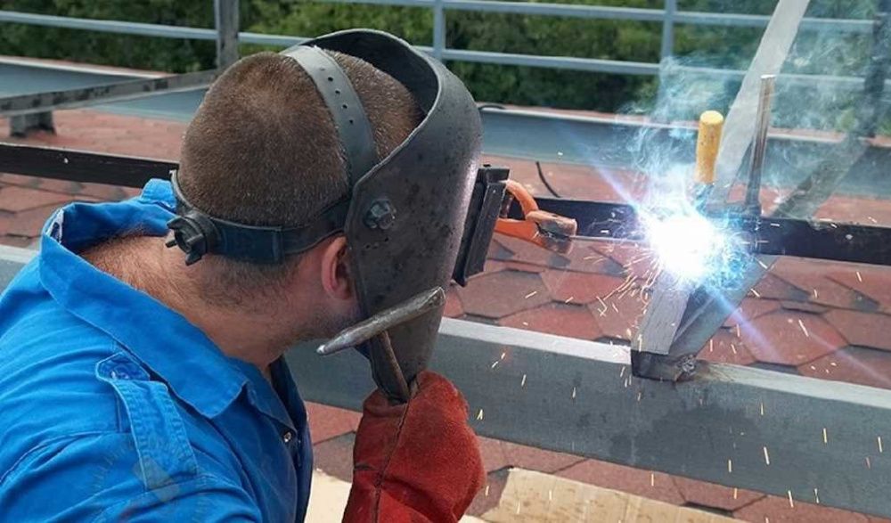 Сварщик на выезд. Услуги сварщика..