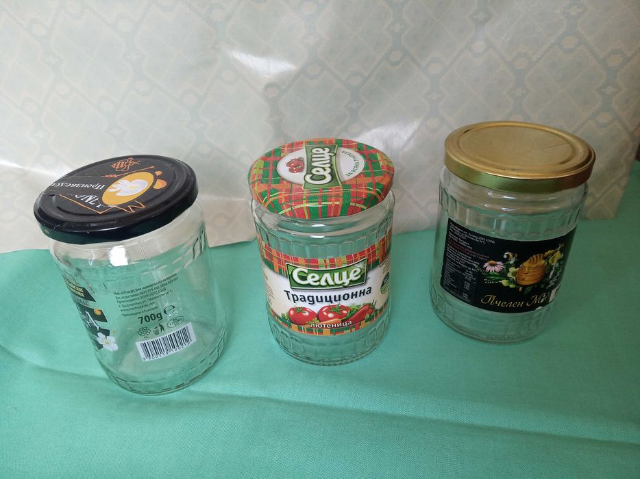 Стъклени буркани и бутилки