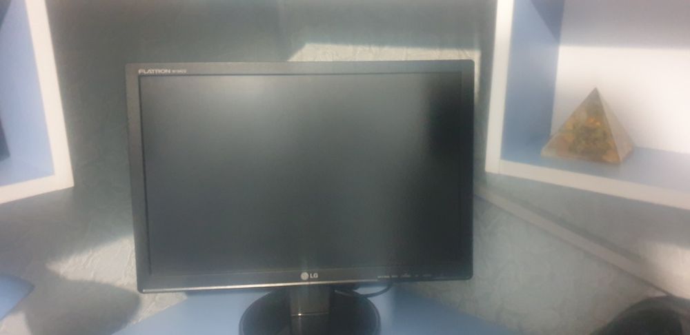 Монитор LG в хорошем состоянии