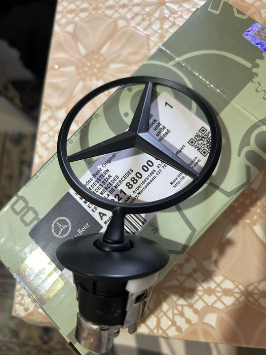 Продается значек на капот