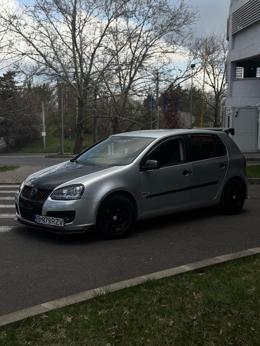 Vând Golf 5 R32.