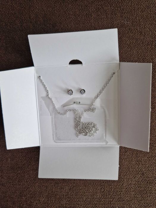 Комплект синджирче с висулка пеперуда и обеци.