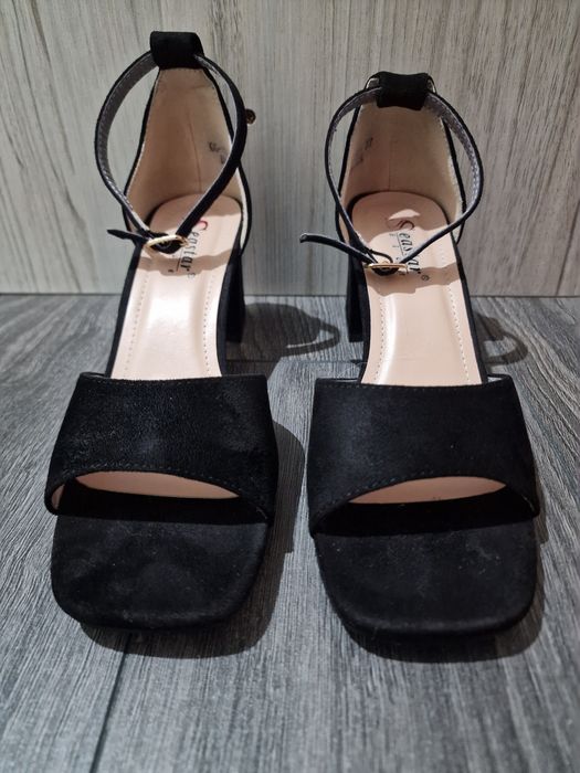 Черни велурени сандали