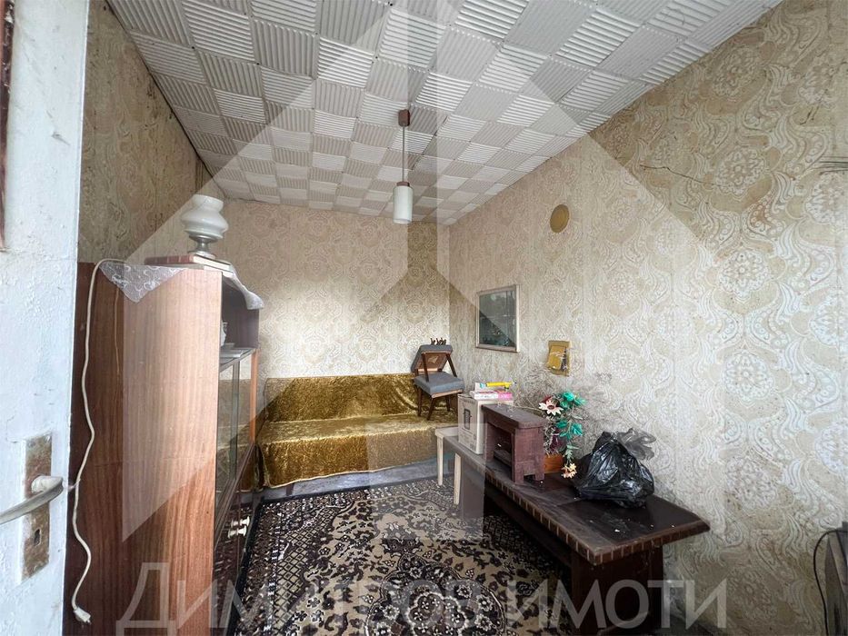 Продаваме самостоятелна тухлена къща в гр. Плиска с двор 1 дка и ГАРАЖ