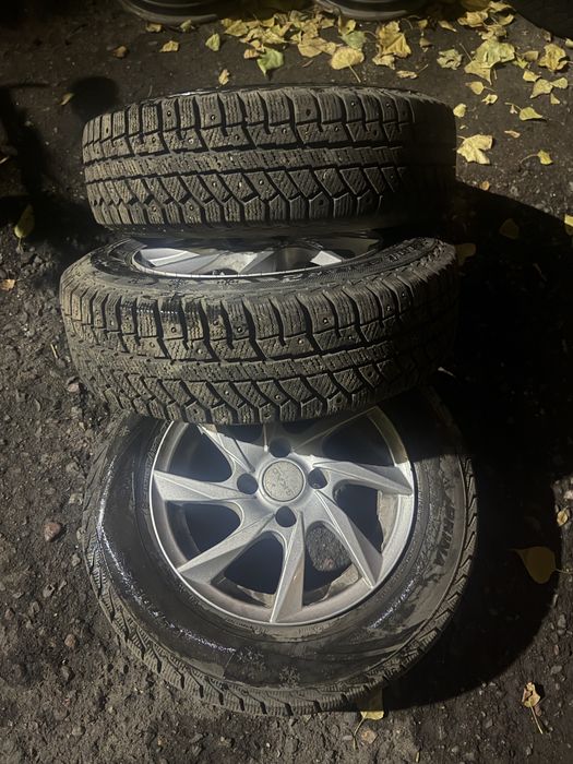 Продам диски с зимне шинами 4 штуки