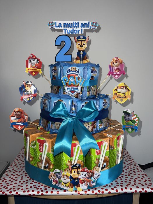 Tort din dulciuri ambalate